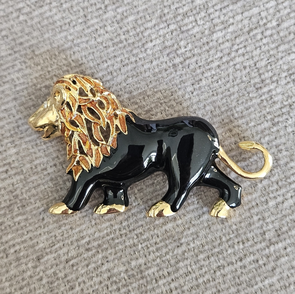 Vintage Lion Figural Brooch Gold Black Enamel On Gold Tone Rhinestone Eye